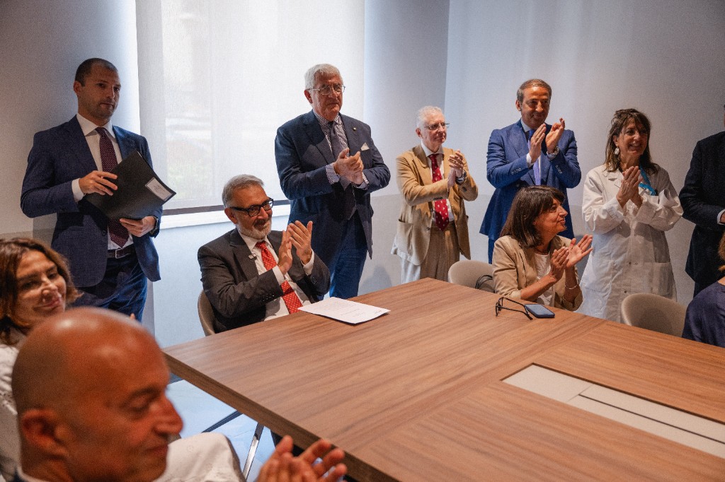 Équipe del Centro Sant'Anna in piedi ad applaudire durante l'inaugurazione
